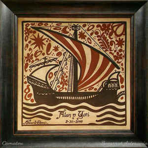 Socarrat Artesanía. Regalo valenciano tradicional con la imagen de un barco navegando en la noche.